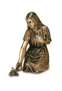 Statue commémorative de jeune fille avec des fleurs en bronze
